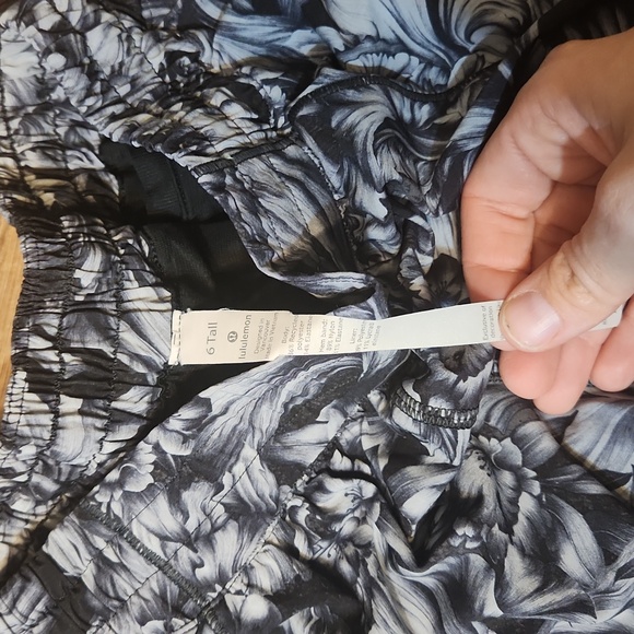 Lululemon Hotty Hot Short II *Long Sizs 6T - Picture 4 of 6